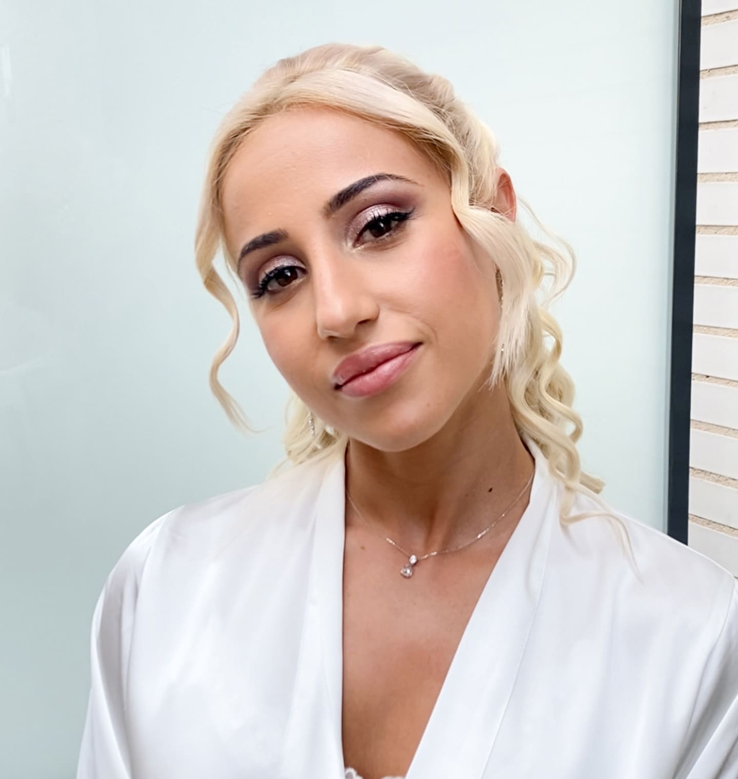 Maquillaje de novia elegante con sombras rosadas y labios nude