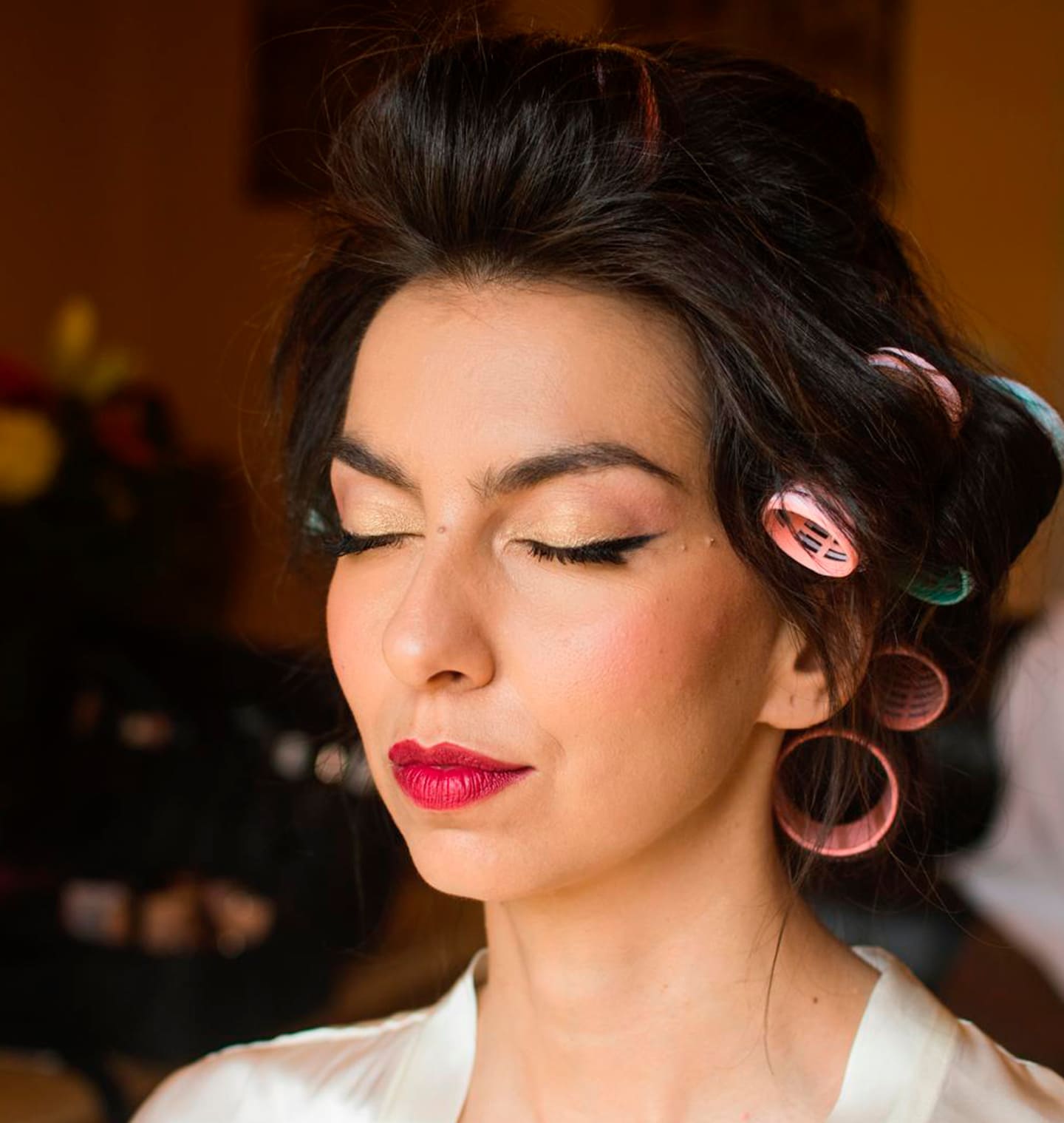 Maquillaje de novia con labios rojos y sombras doradas