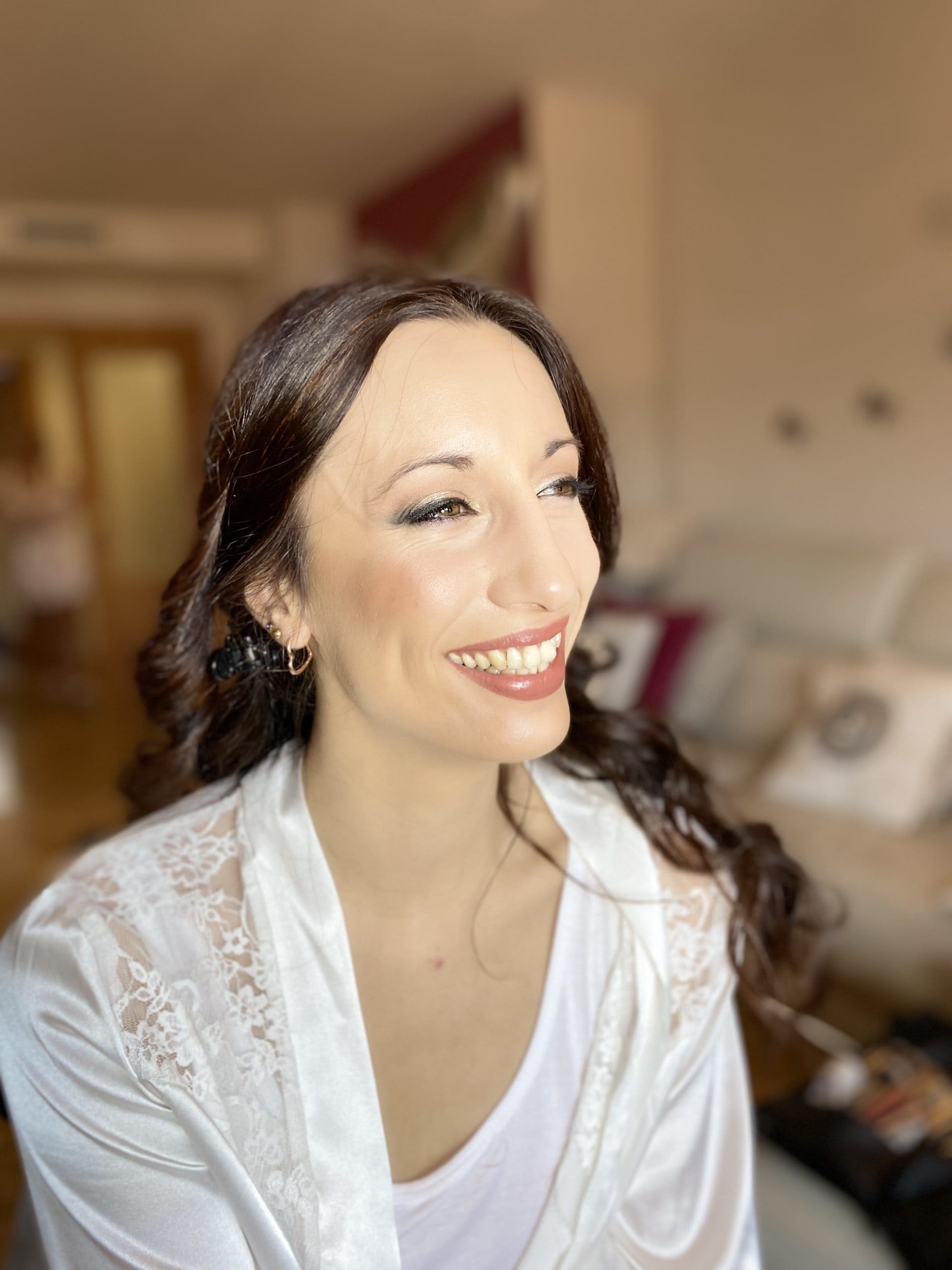 Maquillaje de novia natural con labios rosados y piel luminosa