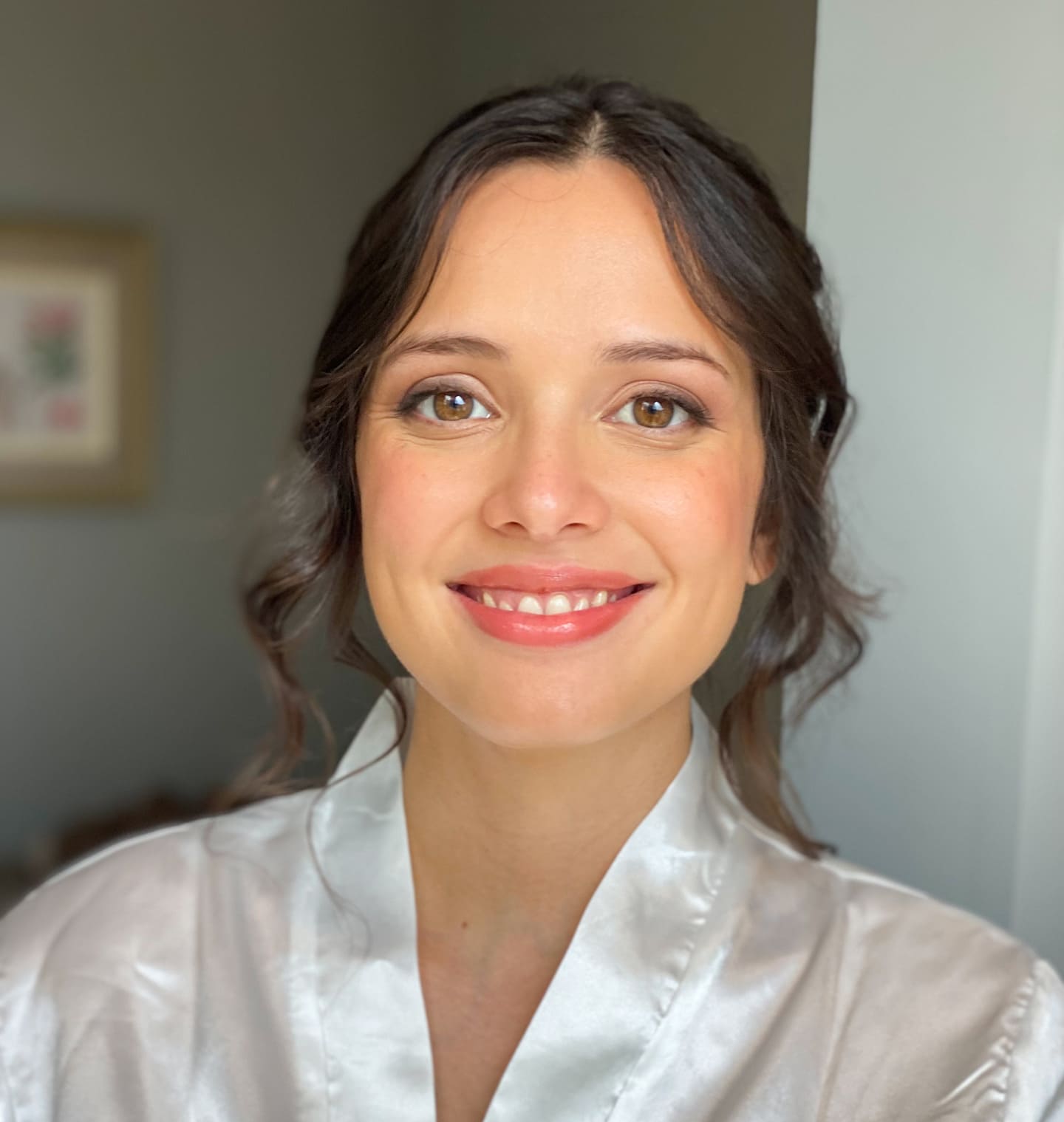 Maquillaje de novia natural con labios rosados y mirada suave