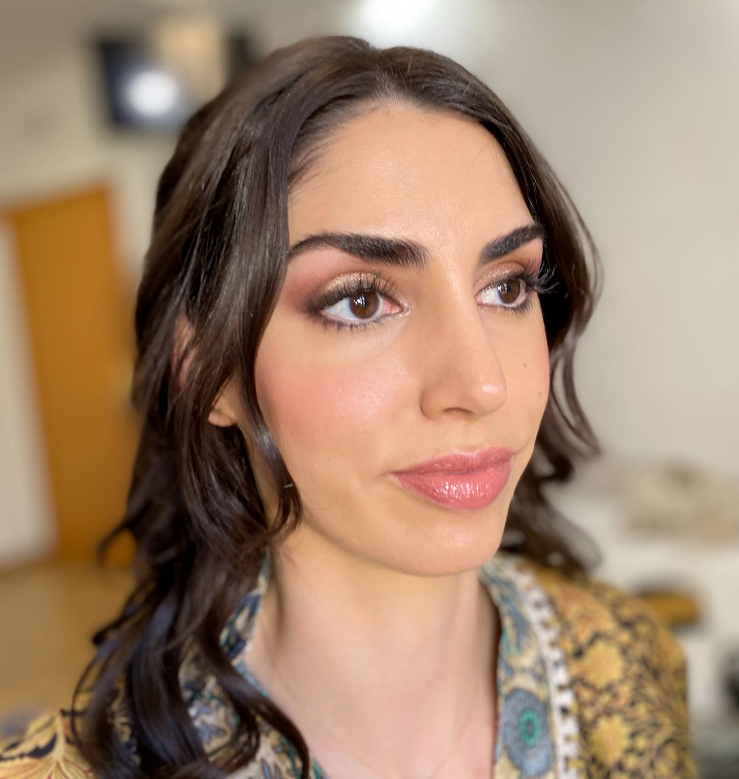 Maquillaje de novia natural con piel luminosa y labios rosados