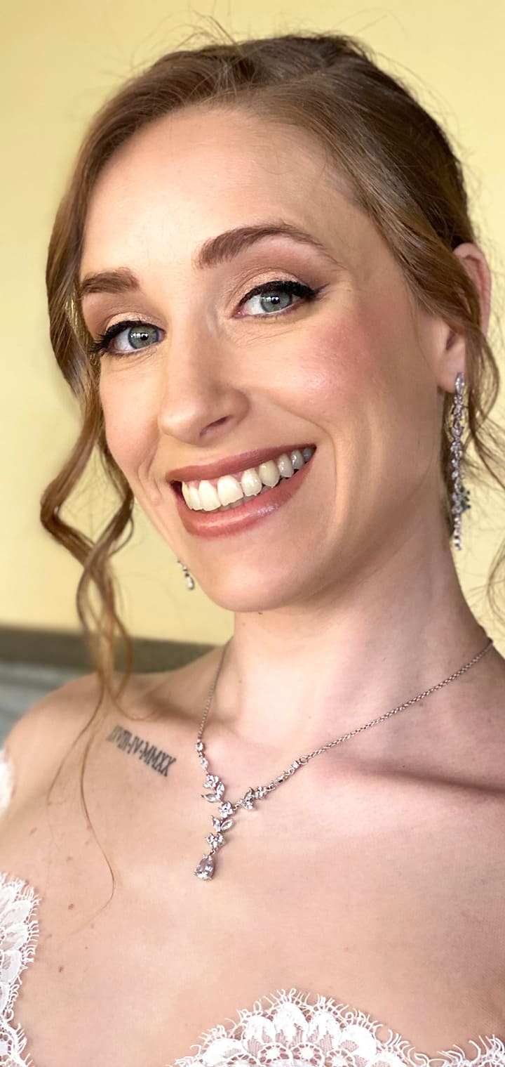 Maquillaje de novia para ojos verdes con delineado negro