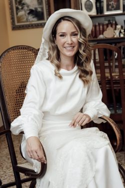 Mujer ideal para eventos especiales con un maquillaje y peinado maravilloso